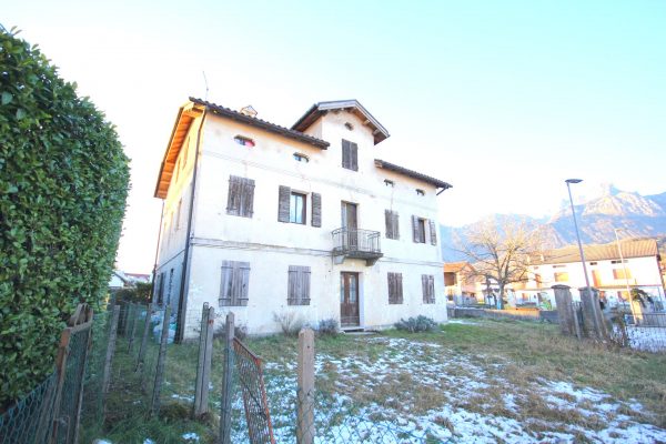 Grande casa singola parzialmente ristrutturata
