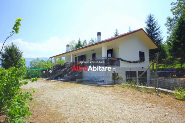 In zona pendemontana casetta singola con 2 abitazioni indipendendenti