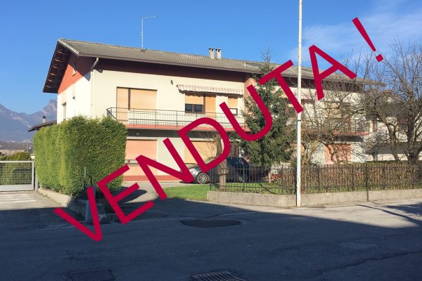 LIMANA Casa bifamiliare con 2 appartamenti indipendenti, terreno e garage esterno.