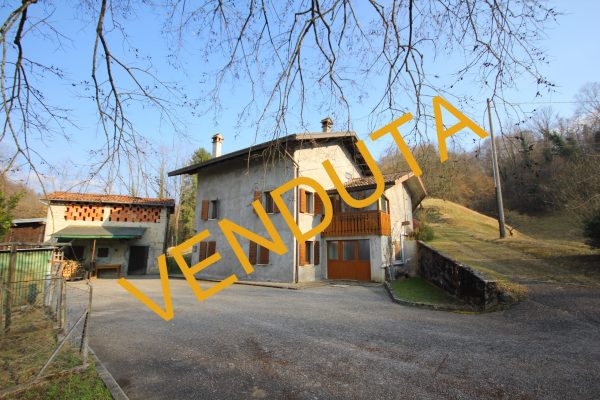 TRICHIANA. Zona tranquilla. Casa singola grandi spazi