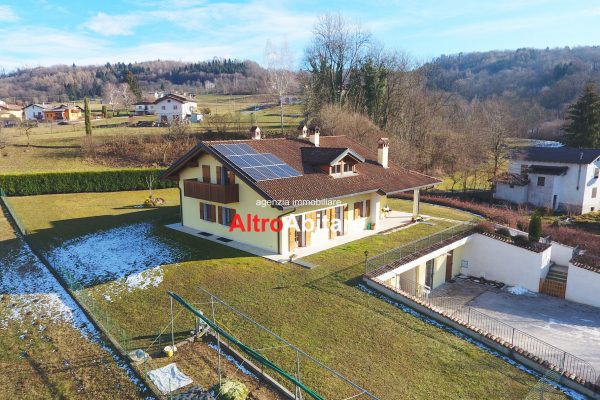 SINISTRA PIAVE. Villino esclusivo con 3.000 mq di terreno