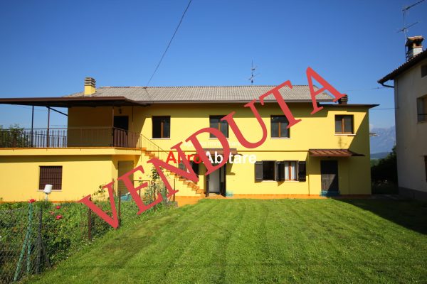 Casetta singola su 2 livelli con piccolo terreno esclusivo