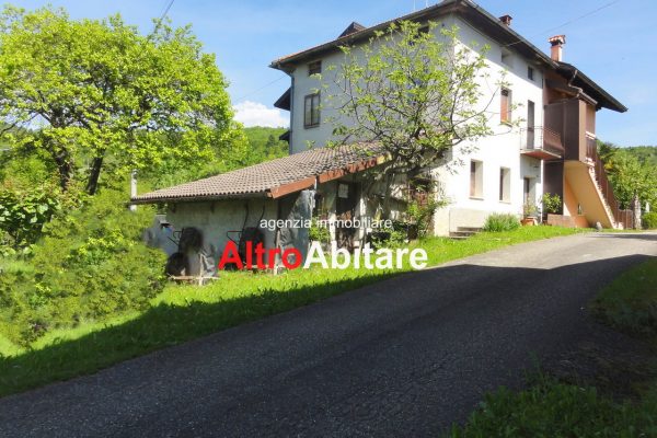 LIMANA.  Porzione di testa da ristrutturare con annesso e 18.000 mq di terreno e bosco