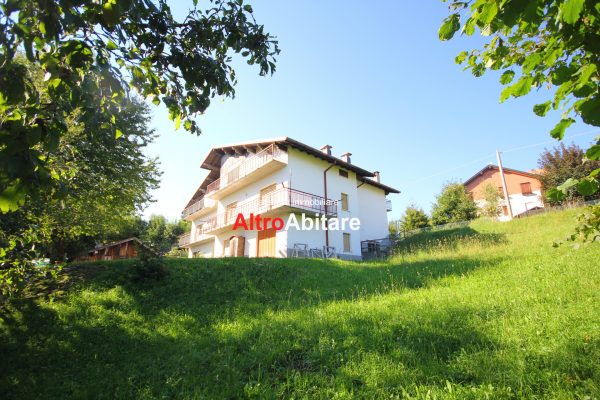 Alpago. Sant’Anna.  Porzione terra-cielo con 2 appartamenti indipendenti e terreno esclusivo