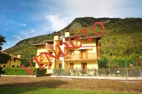 Appartamento al piano primo 2 camere, garage doppio. Bassissime spese condominiali