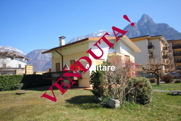 Longarone Fortogna.  Casa singola anni ’70 con giardino