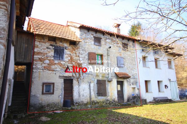 LENTIAI.  Località Boz.  Porzione terra-cielo da ristrutturare con bosco di circa 30.000 mq
