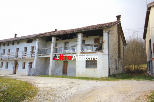 Cesiomaggiore Pez.  Porzione terra-cielo di testa, da ristrutturare con annesso-garage