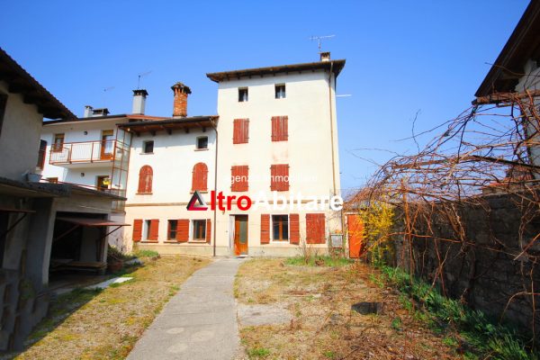 LENTIAI  Zona centrale.  Porzione terra-cielo grande volumetria con giardino esclusivo e deposti