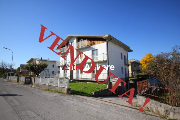 Casa singola con 3 appartamenti indipendenti, garage e giardino