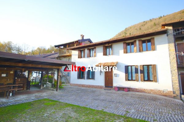 Cesiomaggiore. Porzione terra cielo, con grandi spazi,  terreno e depositi.