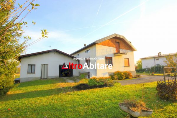 Casa singola da ristrutturare con terreno e deposito.