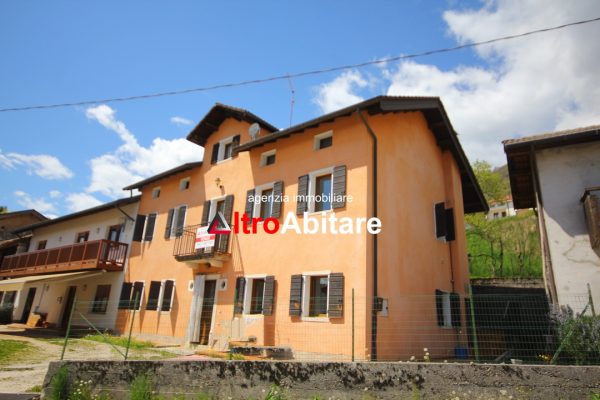 SANTA GIUSTINA  Cergnai. Porzione terra-cielo con 2 appartamenti indipendenti e deposito