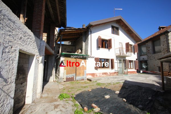 Porzione terra-cielo con stalla , scoperto esclusivo