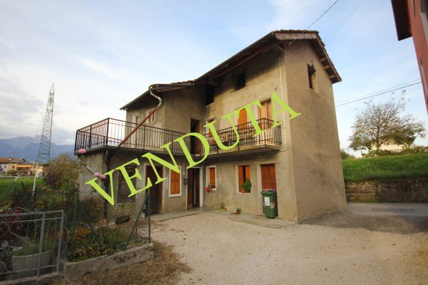 Mel Corte  Casetta indipendente in corte su 2 livelli