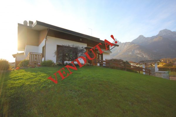 Casa singola su 3 livelli con giardino. Abitabile da subito