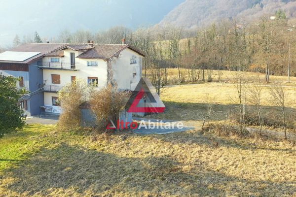 Porzione di testa da ristrutturare con bel terreno pianeggiante in posizione panoramica