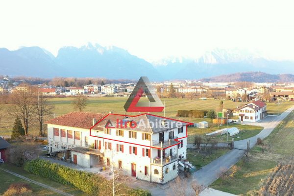 Appartameno ultimo piano, molto grande 4 camere 2 bagni. Posto auto esterno