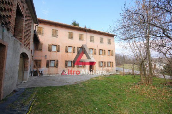 Grande casa singola con deposito e terreno