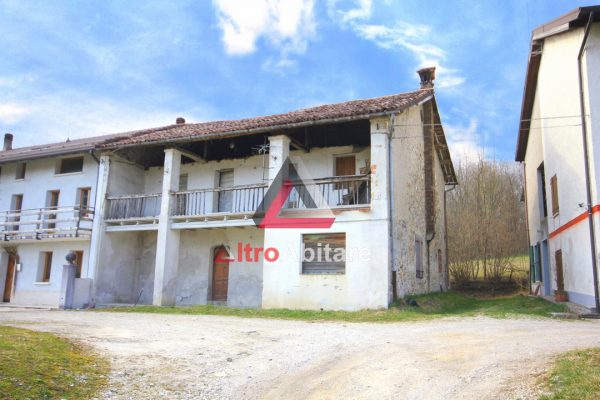 Porzione terra-cielo di testa da ristrutturare