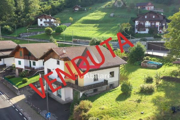 Casa singola in zona centrale, con possibilità 2 appartamenti, terreno