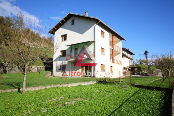 Casa di testa bella volumetria, depositi, terreno esclusivo
