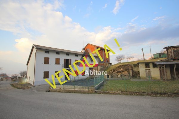 Casa singola con terreno e depositi e grande garage.