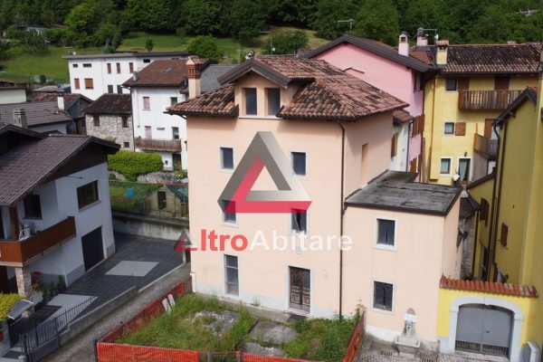 Casa indipendente al grezzo con piccolo giardino