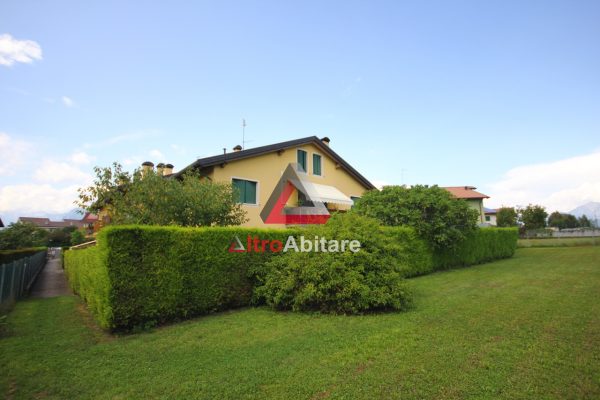 Duplex di buone dimensioni, 3 camere 2 bagni, garage.
