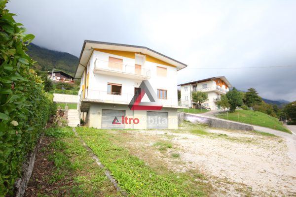 Casa singola con 2 appartamenti indipendenti e giardino.