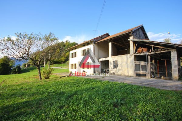Casa singola con scoperto e deposito-stalla