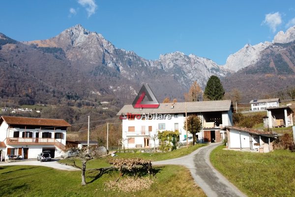 Casa semindipendente con terreno e stalle