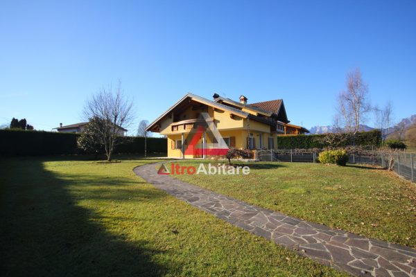 LIMANA   Villino singolo su 3 livelli con giardino