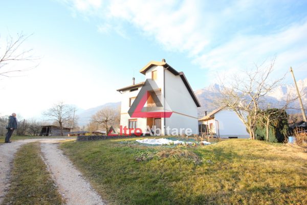 Casa singola con giardino, deposito e garage e terreno esclusivo