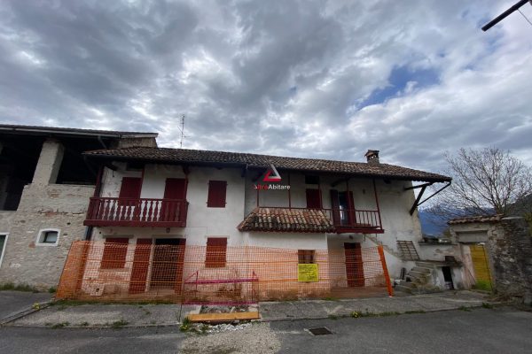 Porzione di testa con giardino da ristrutturare