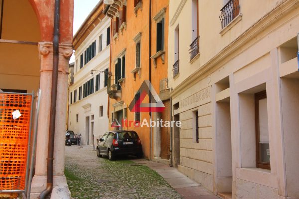 Appartamento duplex in centro, ristrutturato, 2 bagni, possibilità 3 camere.