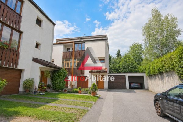 Casa a schiera di testa su 3 livelli , 3 camere, giardino