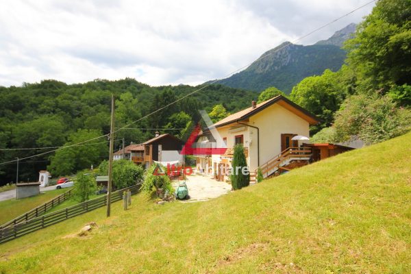 Casa di testa con 5.000 mq di terreno in posizione rialzata e panoramica