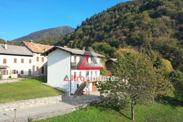 Casa indipendente immersa nel verde con deposito e terreno