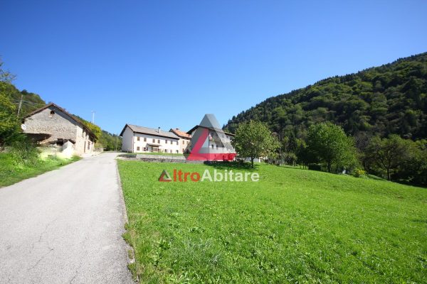 Casa indipendente immersa nel verde con deposito e terreno